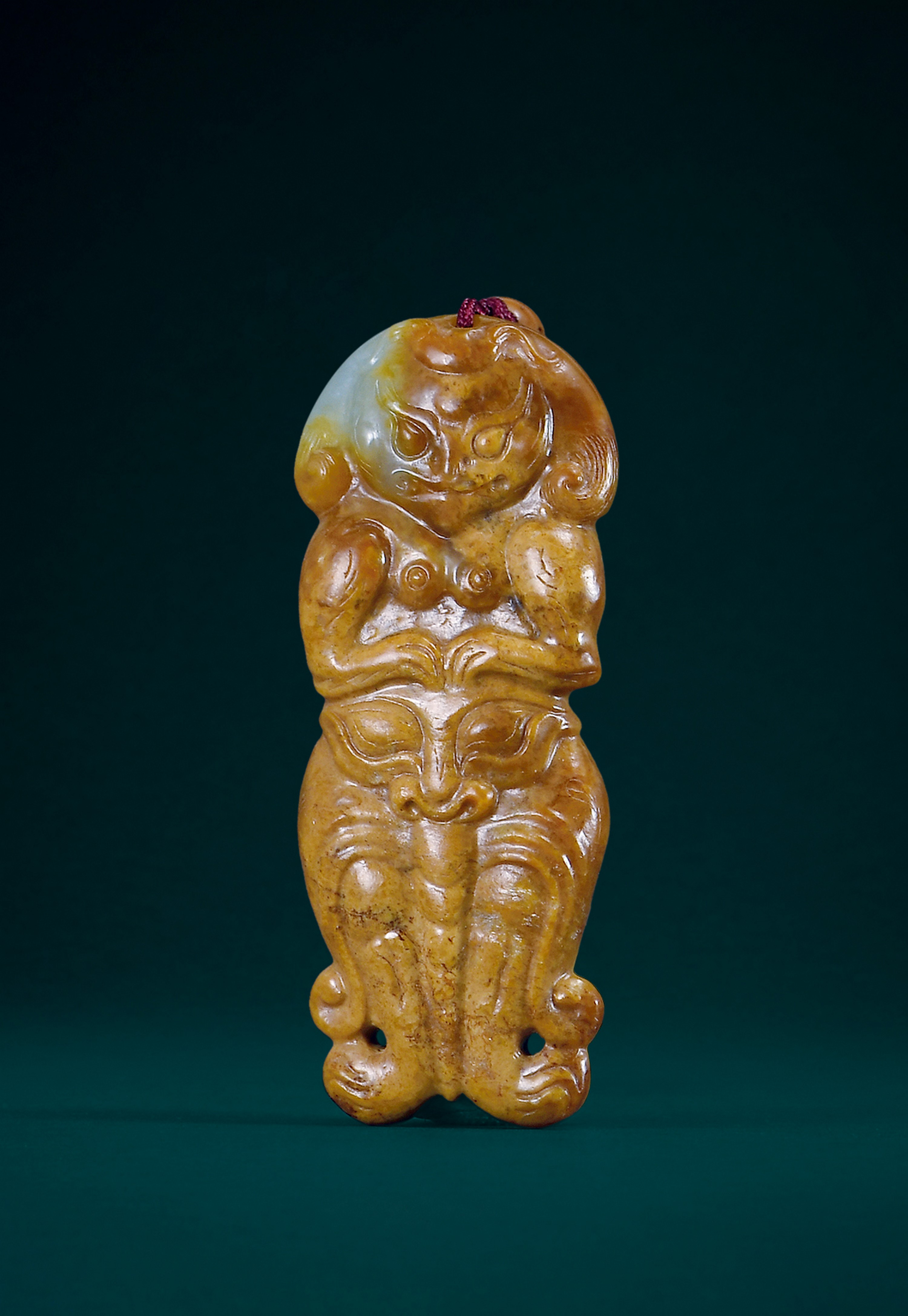 "宋 玉雕紅沁女神騎神獸佩"