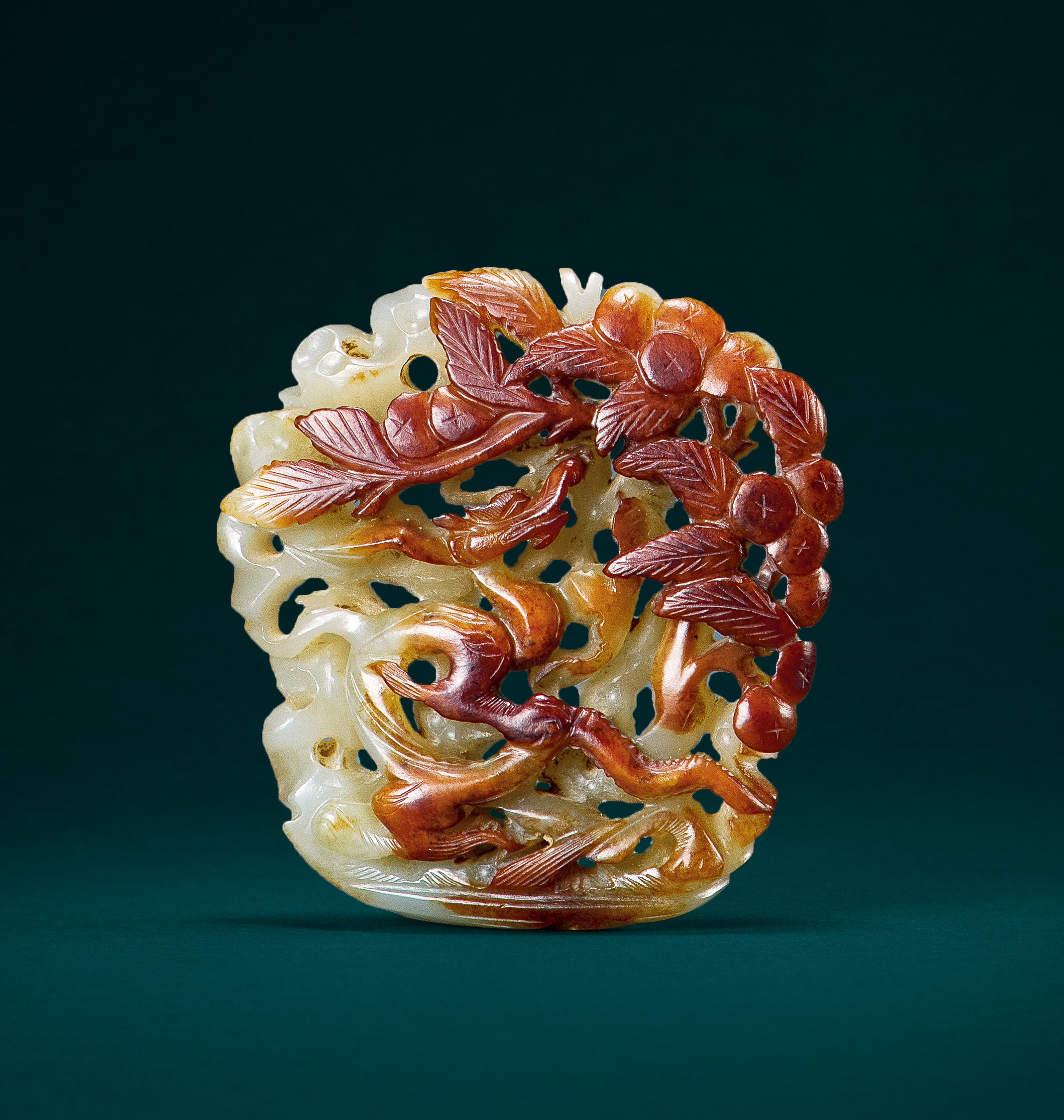 "宋 白玉紅沁蒼龍柞樹紋飾件"